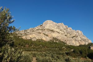 La montagne Sainte Victoire avec la croix de Provence