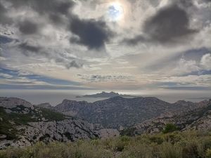 Calanques de Marseille - vue sur l'île de Riou depuis Marseilleveyre